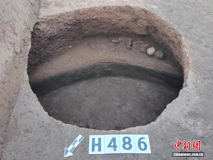 焦点娱乐登录:西安一遗址发现多座“灰坑葬” 再现4000年前不同墓葬形式